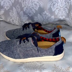Toms light blue denim lace up sneakers size 6.5